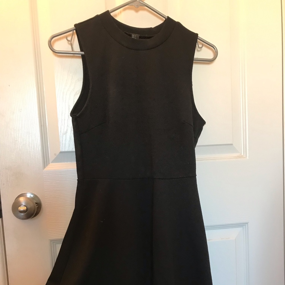 Black sleeveless dress
